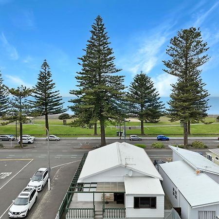 Hotel The Nautilus Napier Exteriér fotografie View of the beach from the town