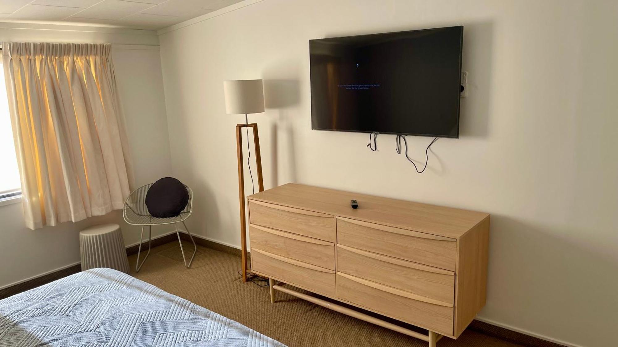 Hotel The Nautilus Napier Exteriér fotografie A flat screen television mounted on a wall