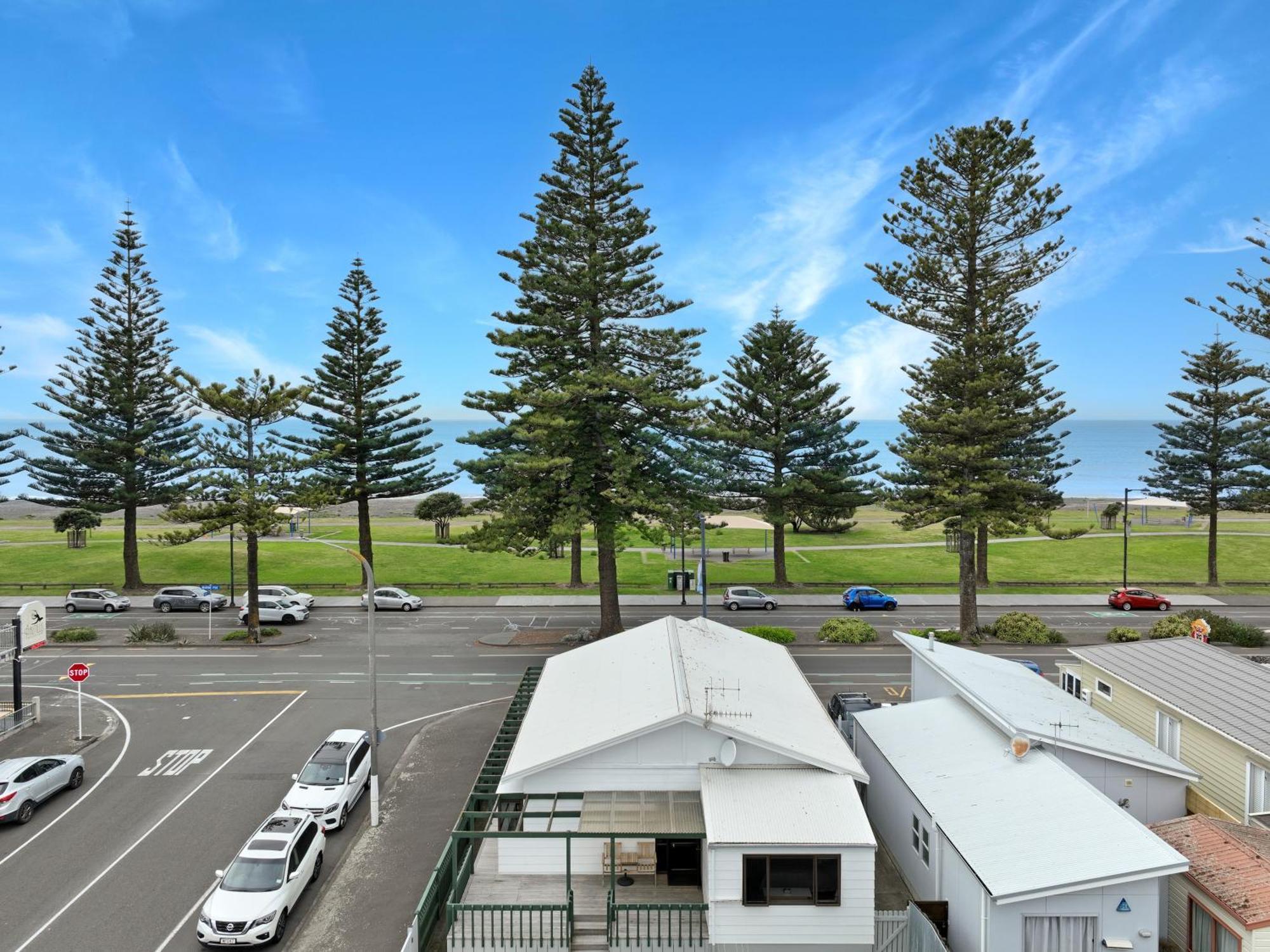 Hotel The Nautilus Napier Exteriér fotografie View of the beach from the town