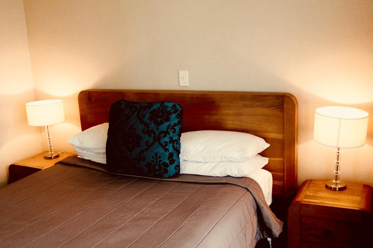 Hotel The Nautilus Napier Exteriér fotografie A bed with a pillow