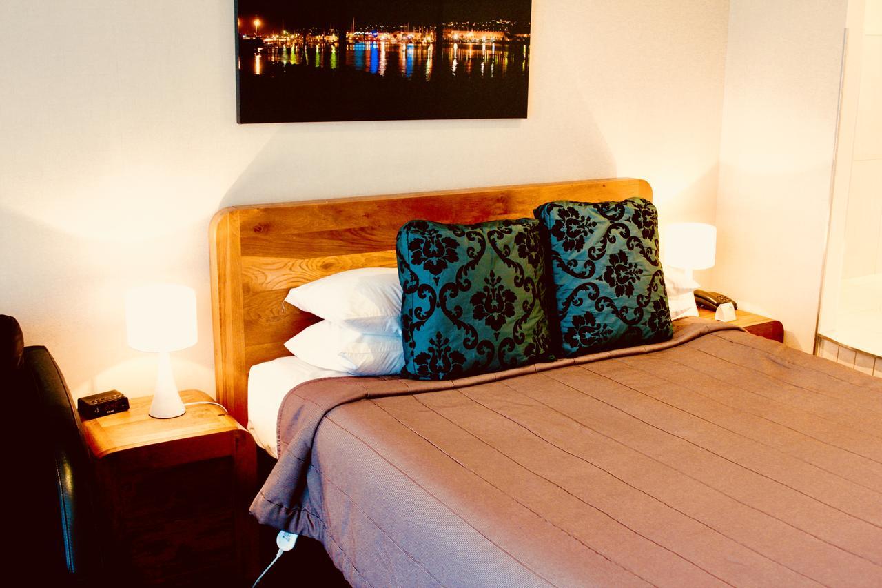 Hotel The Nautilus Napier Exteriér fotografie A bedroom at the hotel