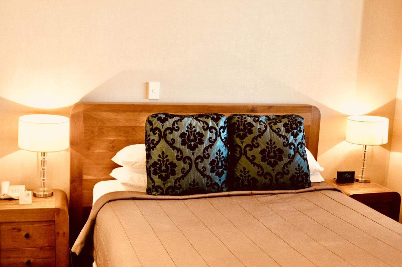 Hotel The Nautilus Napier Exteriér fotografie A bed with a decorative pillow