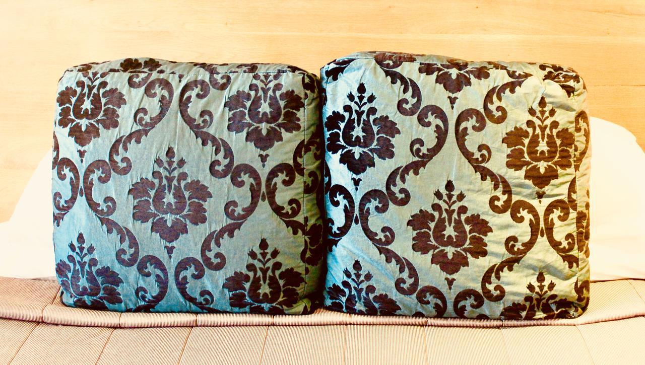 Hotel The Nautilus Napier Exteriér fotografie A pair of cushions