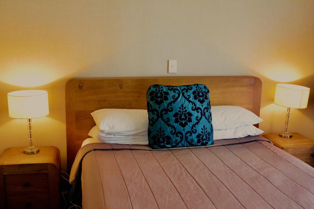 Hotel The Nautilus Napier Exteriér fotografie A bed with a pillow
