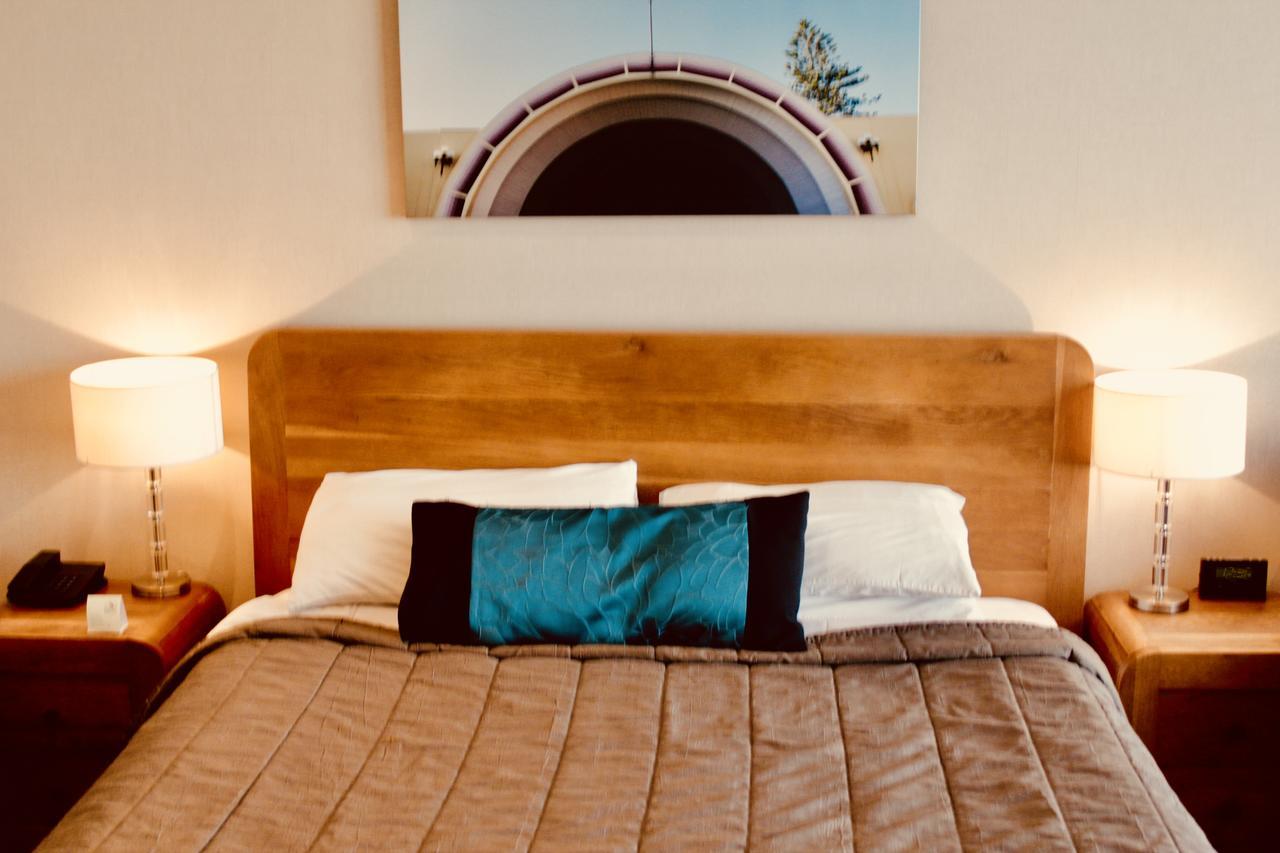 Hotel The Nautilus Napier Exteriér fotografie A bed with a throw pillow