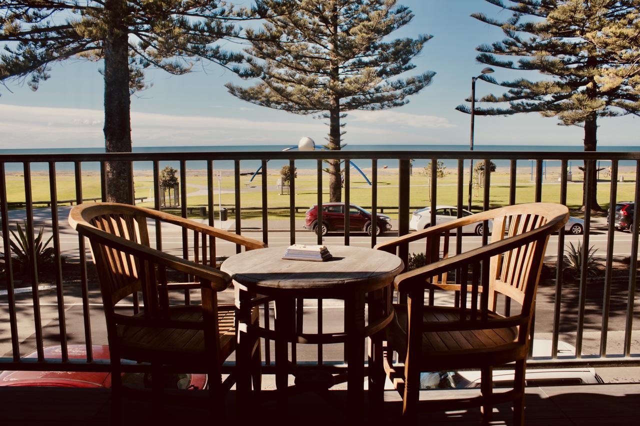 Hotel The Nautilus Napier Exteriér fotografie The deck at the Surf Life Saving Club