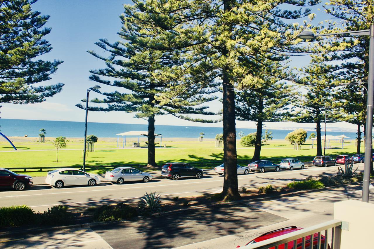 Hotel The Nautilus Napier Exteriér fotografie View of the beach from the main street