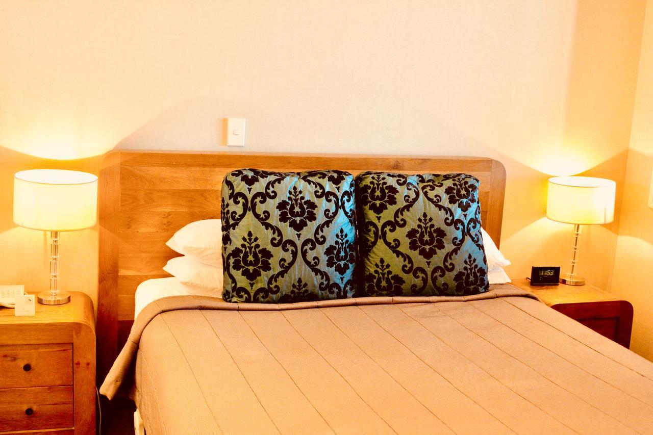 Hotel The Nautilus Napier Exteriér fotografie A bed with a decorative pillow