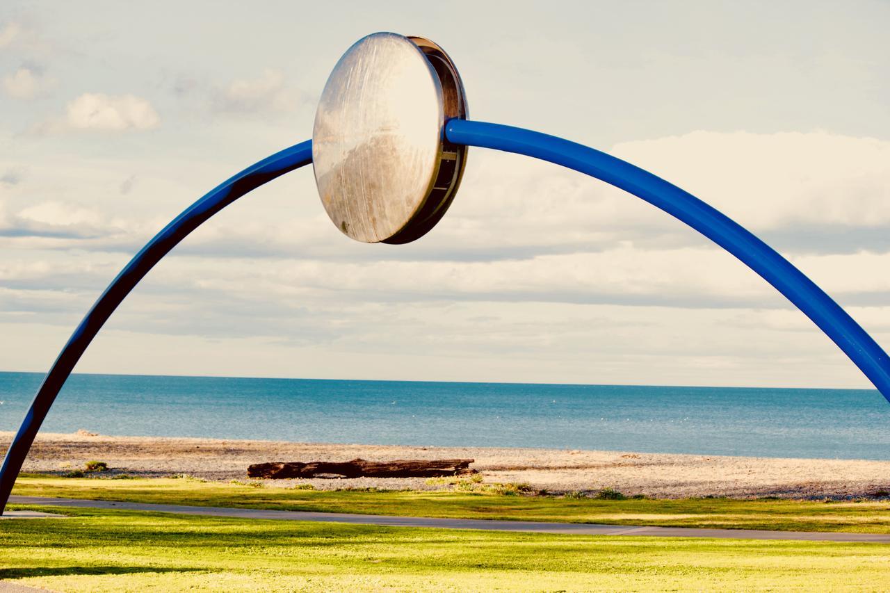 Hotel The Nautilus Napier Exteriér fotografie The sculpture at the entrance to the park
