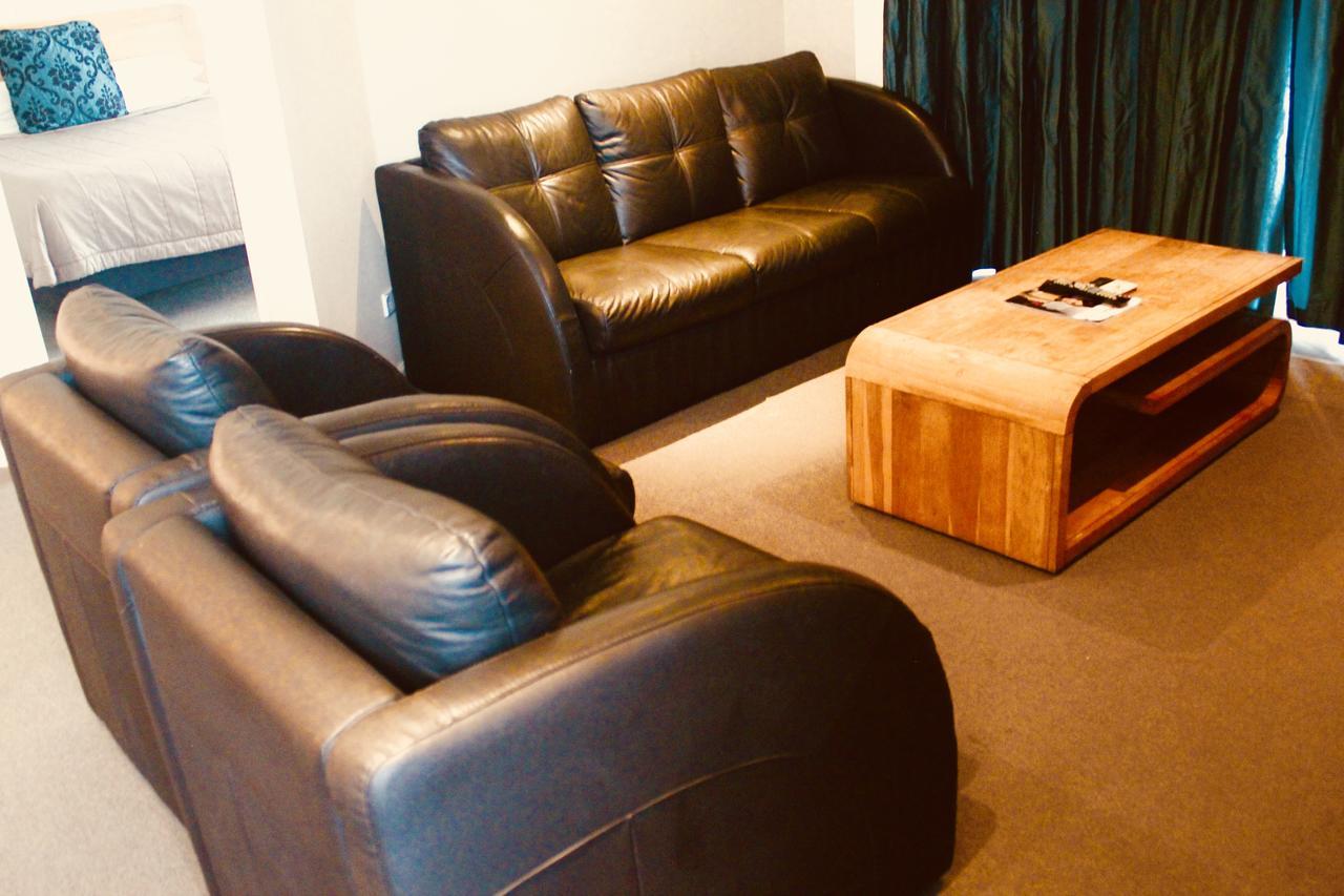 Hotel The Nautilus Napier Exteriér fotografie A living room in a hotel suite